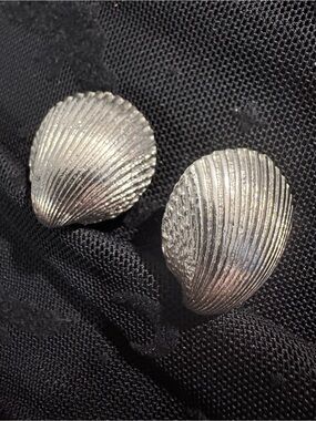 Vintage silvertone clip earrings — scallop shape